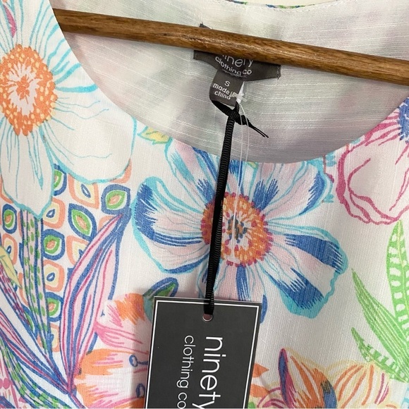 NWT Boutique Colorful Floral Asymmetrical Hem Tank Top Size Small - Picture 3 of 4
